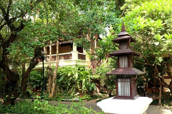 Decoración de iluminación en el jardín — Foto de Stock