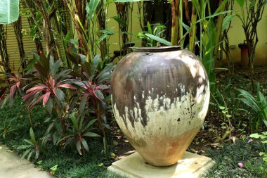 Parkta dekorasyon antik kavanoz 