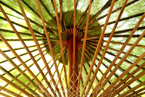 Parapluie en tissu art dans le parc — Photo