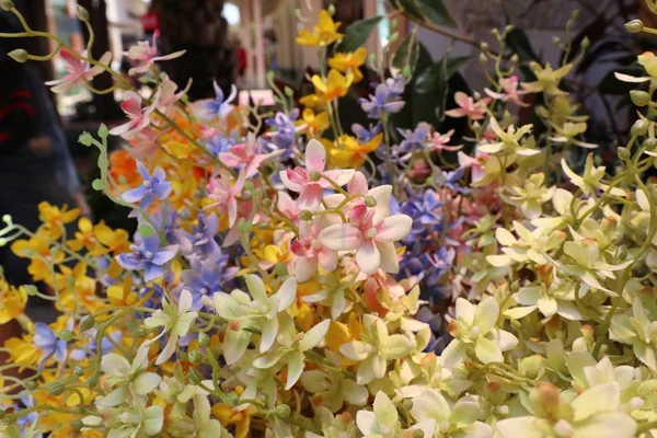 Sälja vackra färgglada konstgjorda blommor — Stockfoto