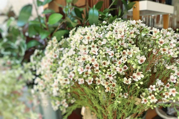 Sälja vackra färgglada konstgjorda blommor — Stockfoto
