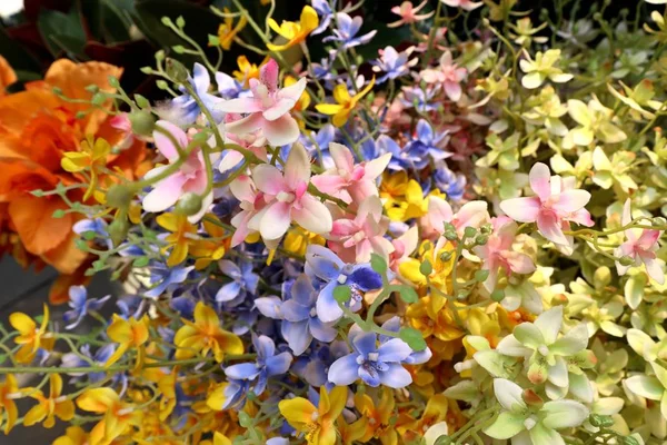 Vender hermosas flores artificiales de colores —  Fotos de Stock