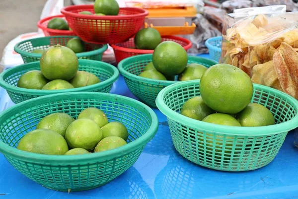 Limones en la comida callejera — Foto de Stock