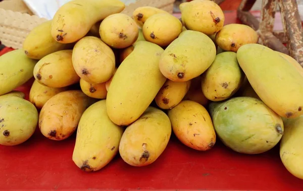 Fruta de manga na comida de rua — Fotografia de Stock