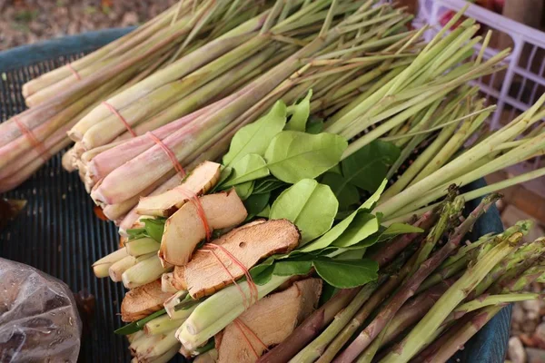 Limon otu ve havlıcan piyasada — Stok fotoğraf