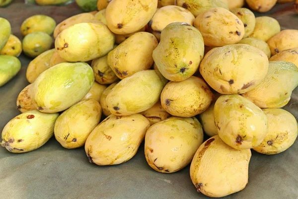 Mango ovoce na ulici jídlo — Stock fotografie