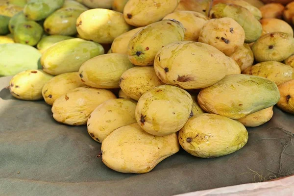 Mango frukt på gatan mat — Stockfoto