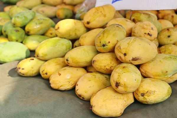 Fruta de mango en la comida de la calle —  Fotos de Stock