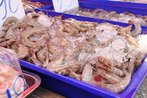 Camarones frescos en la comida de la calle — Foto de Stock