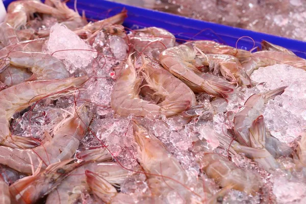 Camarones frescos en la comida de la calle —  Fotos de Stock