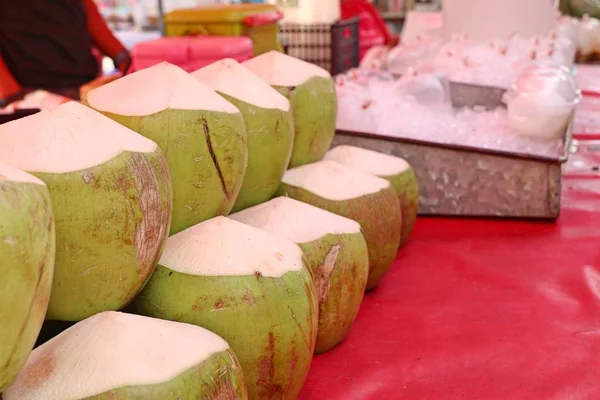 Kokos fruit op straatvoedsel — Stockfoto