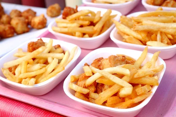 Pommes frites och stekt kyckling på marknaden — Stockfoto