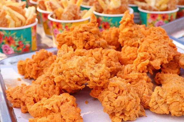 Smažené kuře na pouliční stánky s jídlem — Stock fotografie