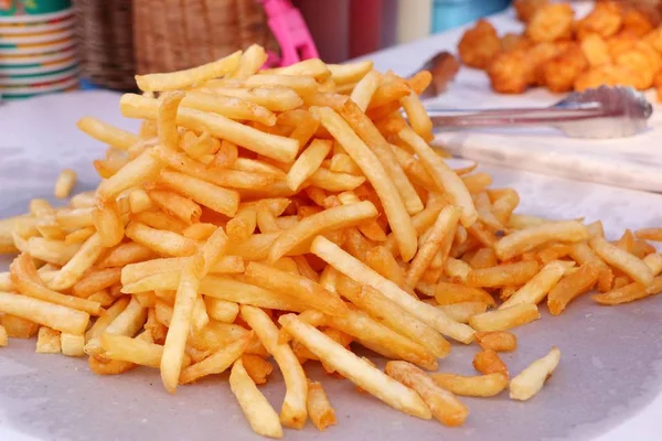 Pommes beim Streetfood — Stockfoto