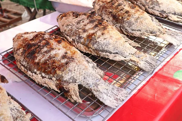 Pescado sal a la parrilla en comida callejera —  Fotos de Stock