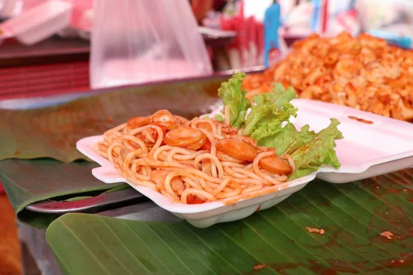 Leckere Spaghetti beim Streetfood — Stockfoto