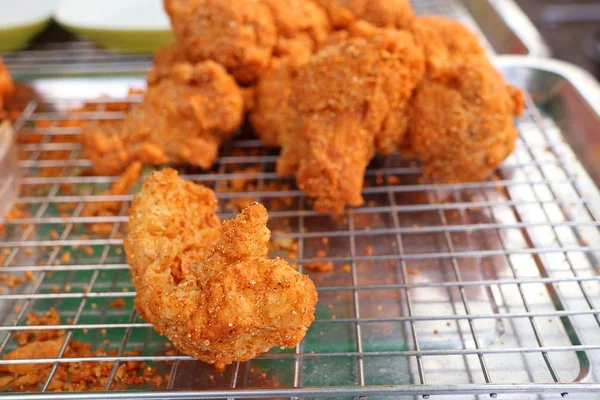Smažené kuře na pouliční stánky s jídlem — Stock fotografie