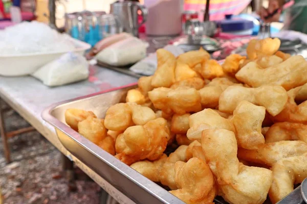 Frittierte Teigstange auf dem Markt lizenzfreie Stockbilder