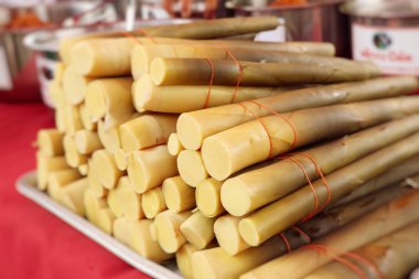 Piyasada haşlanmış bambu ateş