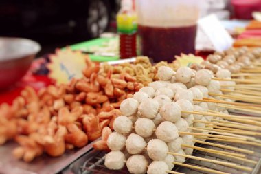 Kızarmış köfte ve sosis sokak gıda