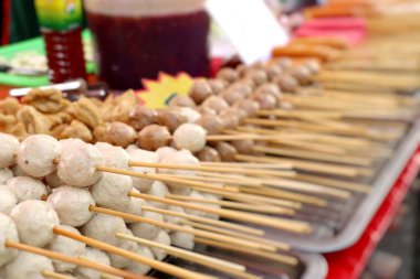 Kızarmış köfte ve sosis sokak gıda