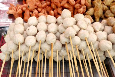 Kızarmış köfte ve sosis sokak gıda