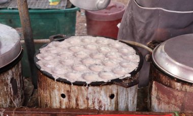 Hindistan cevizi sütü karıştırın şeker ve un