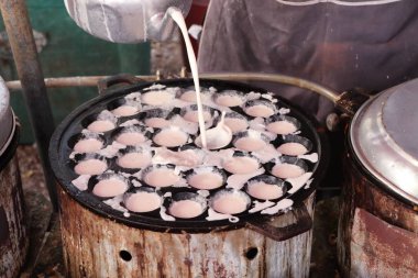 Hindistan cevizi sütü karıştırın şeker ve un