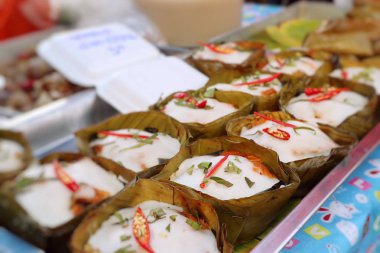 Köri ezmeli haşlanmış balık.