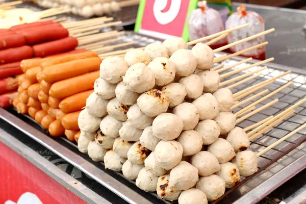 Albóndigas a la parrilla y salchichas en la comida callejera — Foto de Stock