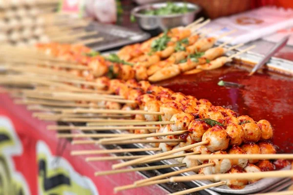 Gegrilde gehaktballetjes en worst op straatvoedsel — Stockfoto