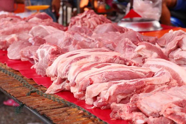 Carne fresca de porco no mercado — Fotografia de Stock