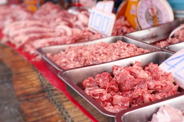 Čerstvé vepřové maso na trhu — Stock fotografie