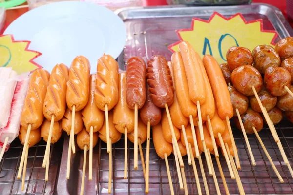 油炸肉丸和香肠在街道食物 — 图库照片