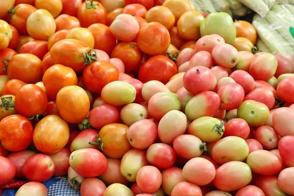 Verse tomaten op de markt — Stockfoto