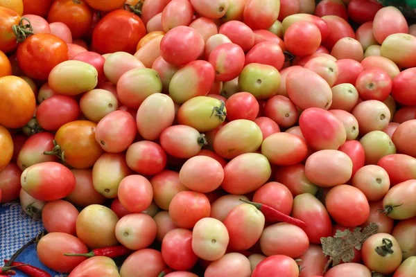 在市场上的新鲜番茄 — 图库照片