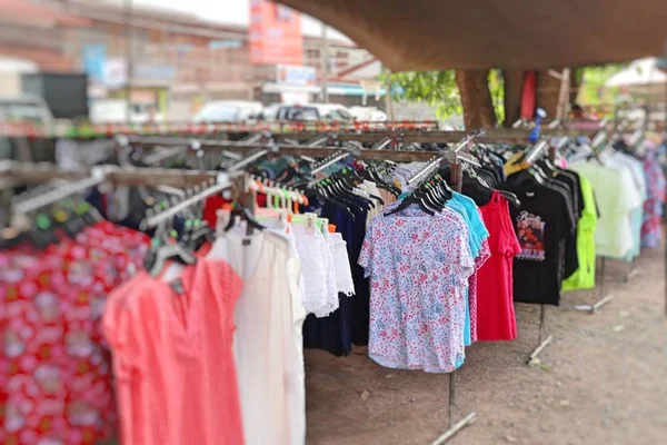 Kleidung für den Verkauf auf dem Markt einkaufen — Stockfoto