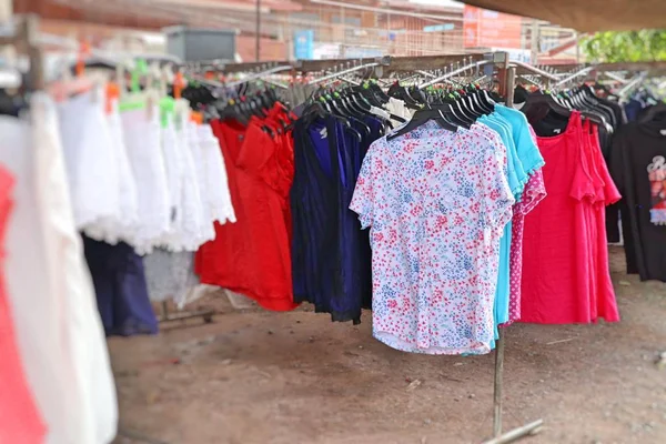 Shop giysiler için satış Market — Stok fotoğraf