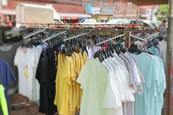 Kleidung für den Verkauf auf dem Markt einkaufen — Stockfoto