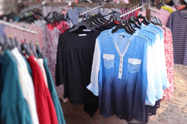 Shop ruházat a piaci értékesítés — Stock Fotó