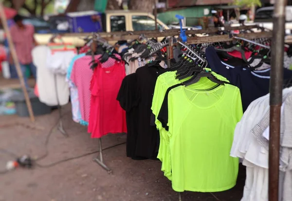 Vêtements de magasin pour la vente au marché — Photo