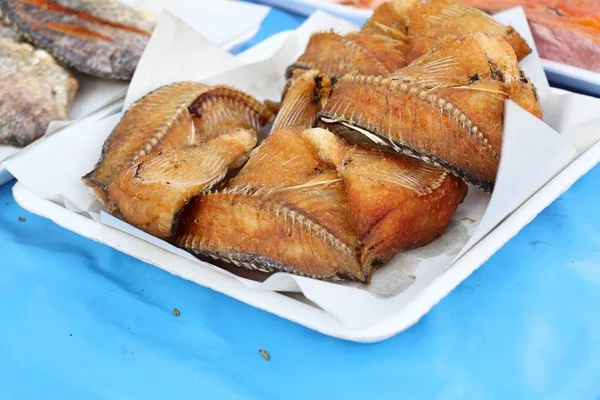 Peixe frito em comida de rua — Fotografia de Stock