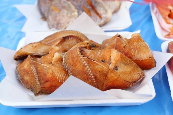 Poisson frit à la nourriture de rue — Photo