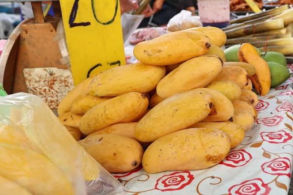 Fruta de mango en la comida de la calle — Foto de Stock