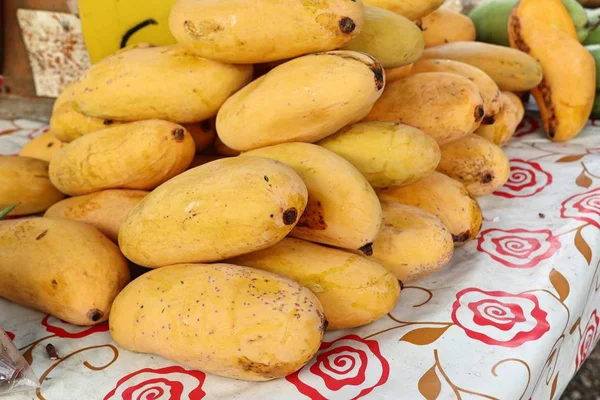 Fruta de manga na comida de rua — Fotografia de Stock