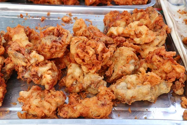 Pollo frito en la comida callejera — Foto de Stock