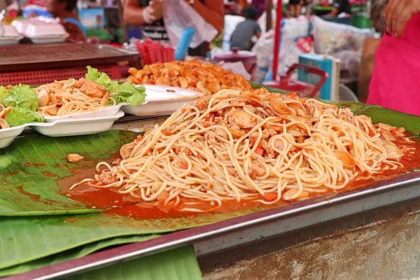 Tasty spaghetti at street food — Stock Photo, Image