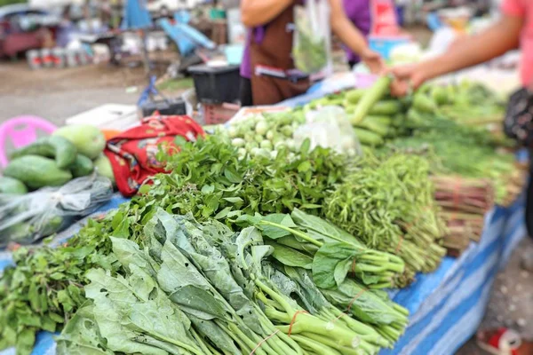 Tiendas de venta de verduras en el mercado — Foto de Stock