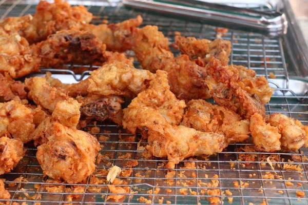 Frango frito em comida de rua — Fotografia de Stock
