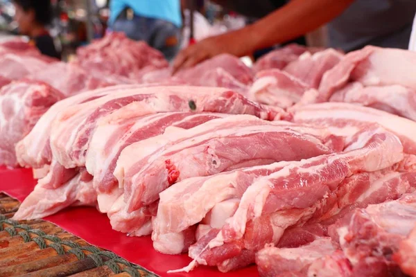 Färskt fläskkött i marknaden Stockfoto